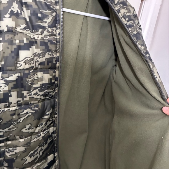 Under Armour Kids Camouflage Puffer reversible Jacket - Green and Black size YMD - Picture 4 of 7